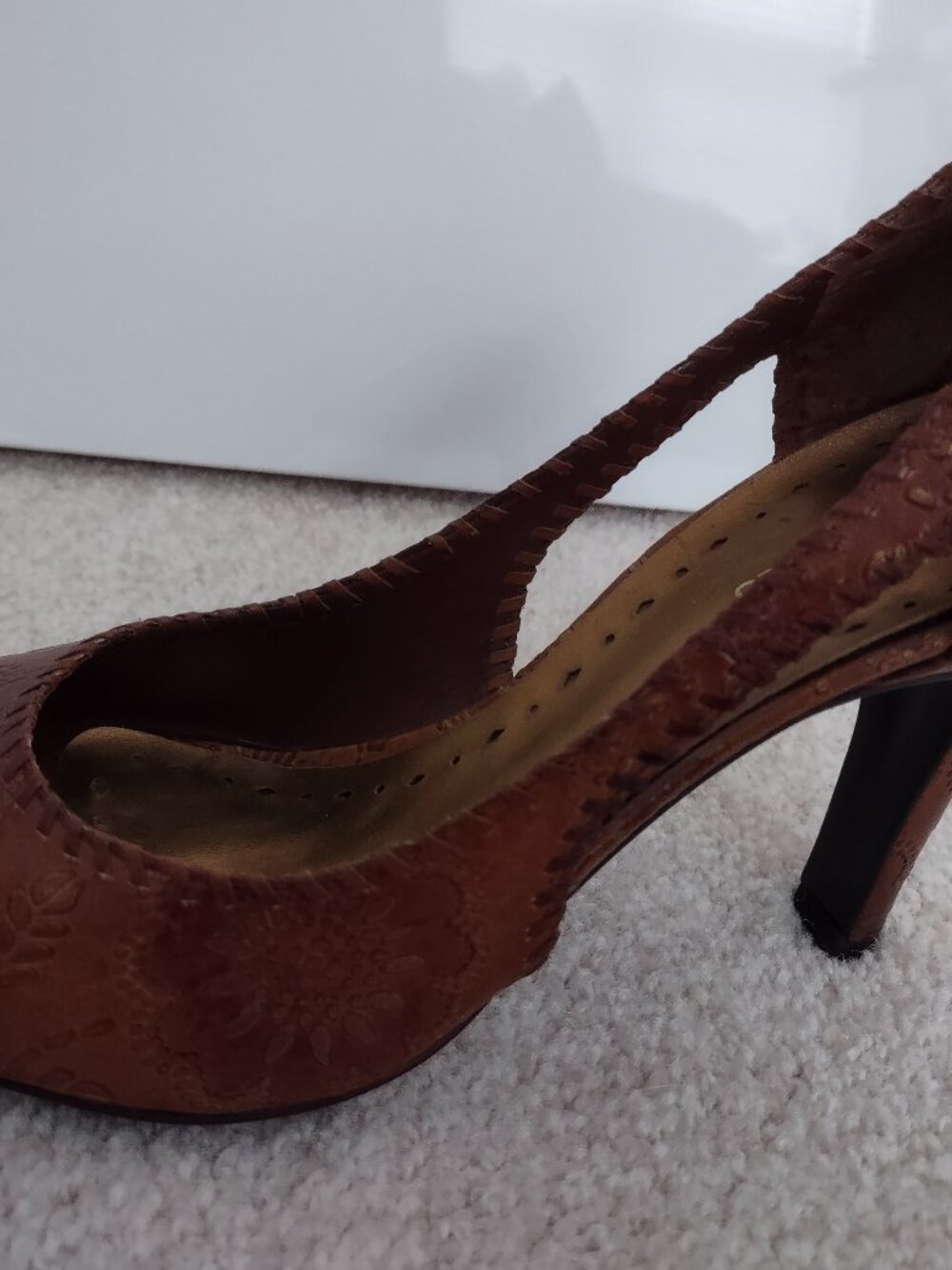 BCBG SIZE 8.5 PEEP TOE PUMPS
